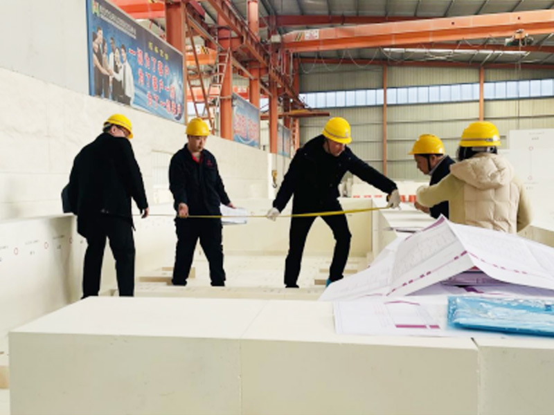 Foreign customer came to inspect the products