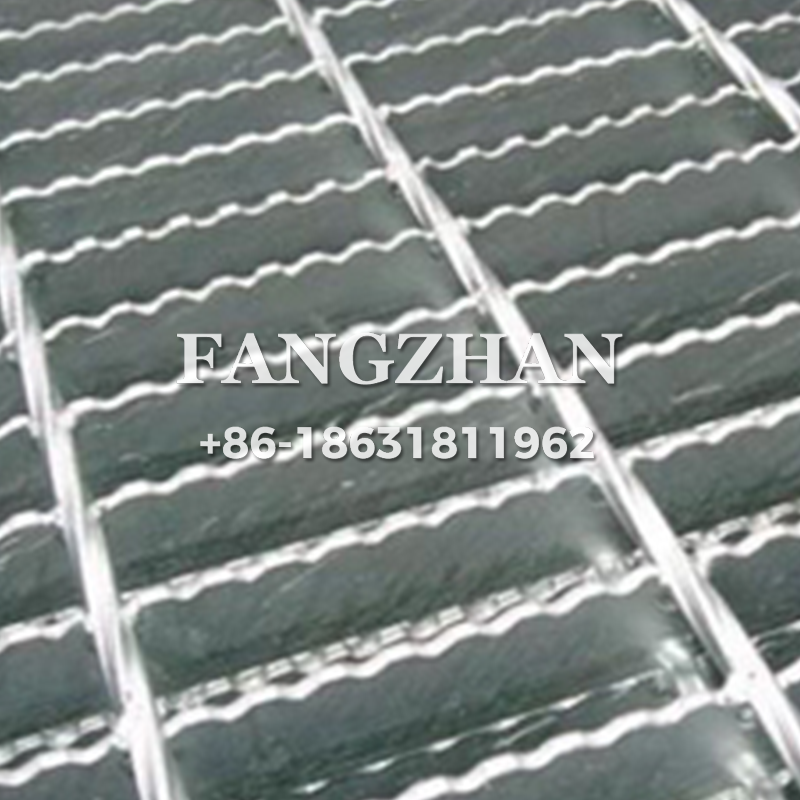 Toothed grille plate