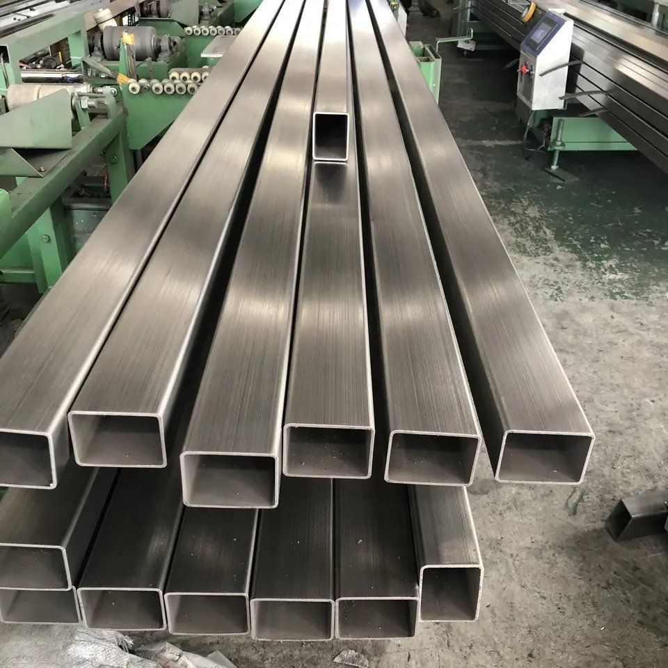Tubo de acero cuadrado sin costura Tubo rectangular de acero Tubo cuadrado de acero Tubo de acero Fabricante