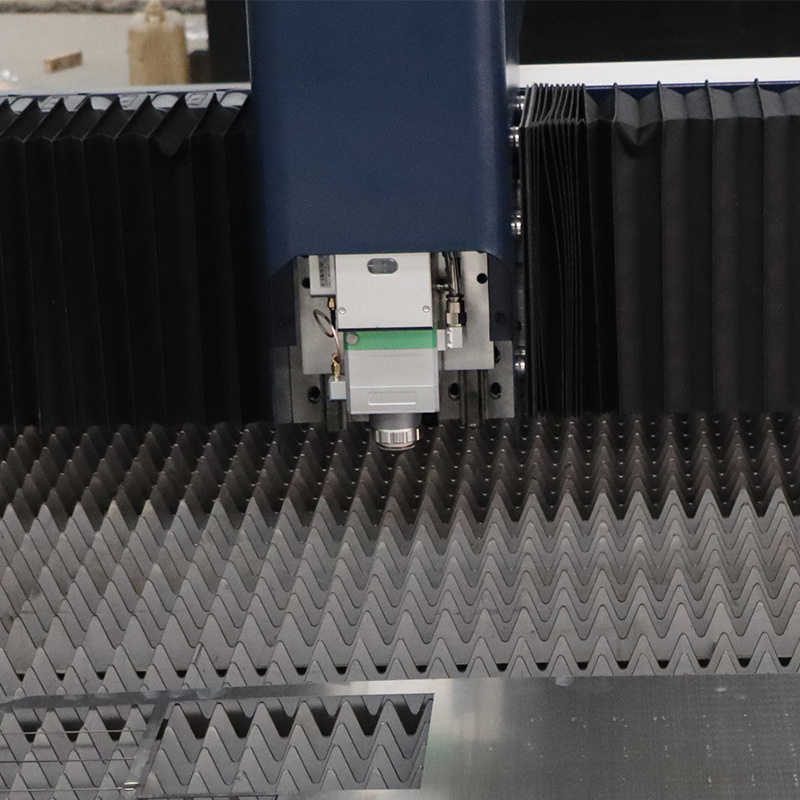 What is the structure and function of the laser cutting head?