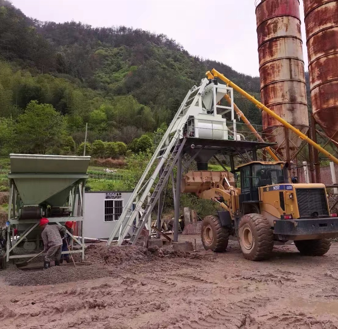 2024.10 Zhongye Group'un HZS50 beton karıştırma istasyonu, inşaat sahasındaki tesisin tamamına yardımcı oluyor