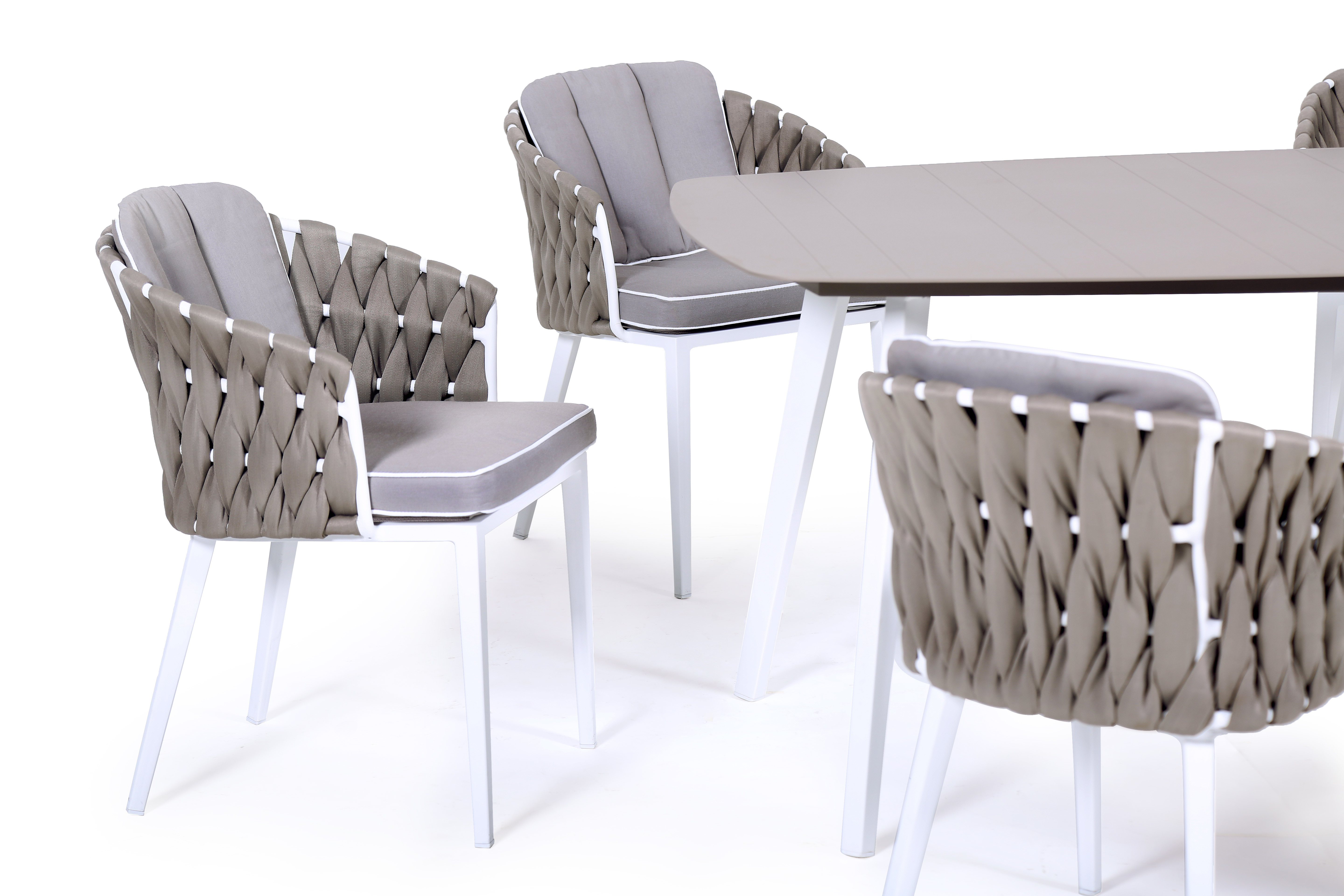 Discovering the Benefits of Aluminium Dining Chairs for Outdoor Spaces
