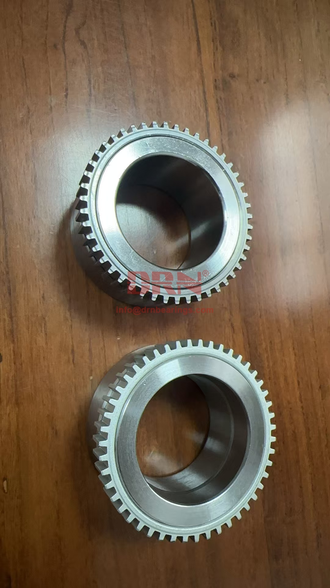 MR406129A Mitsubishi RETAINER,RR AXLE BEARING
