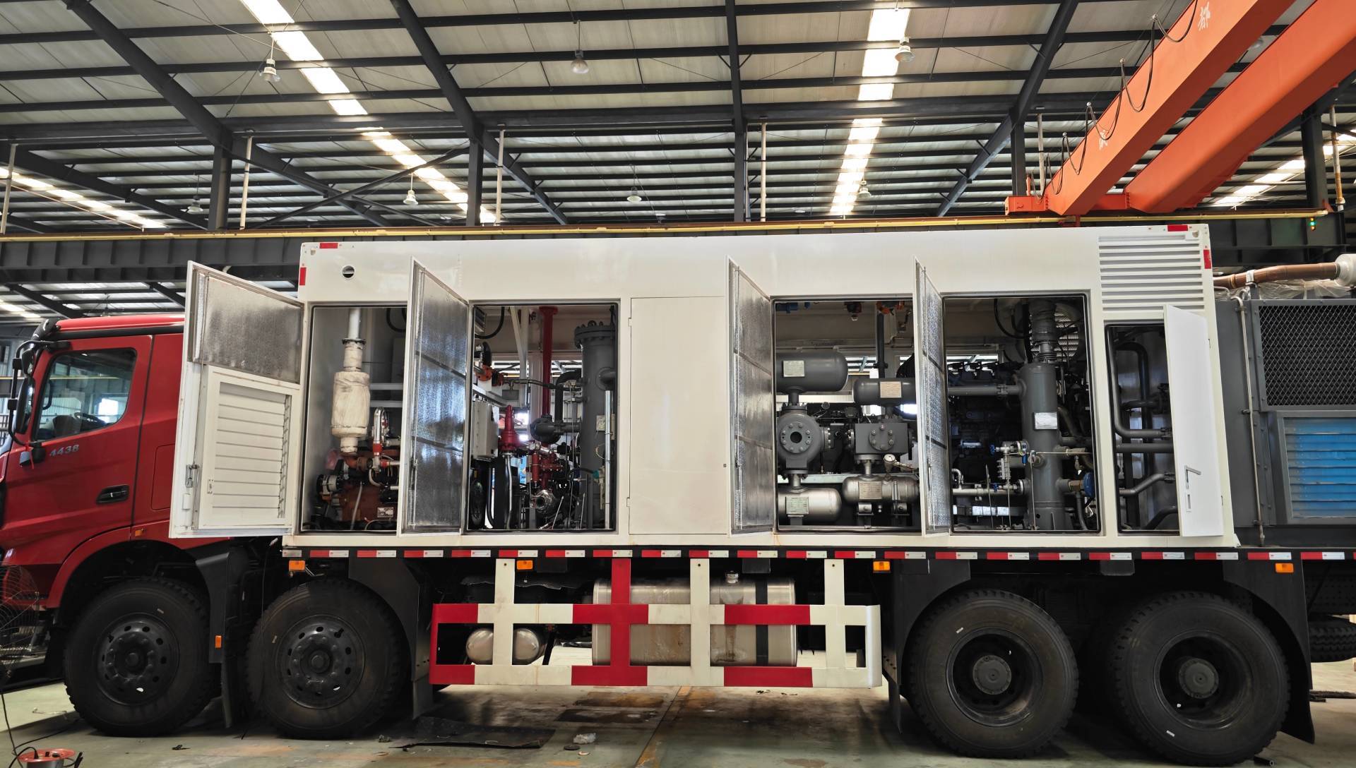 Fuel-driven skid-mounted mobile high-speed compressor unit