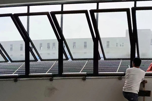 نافذة معلقة في الوسط كهربائية