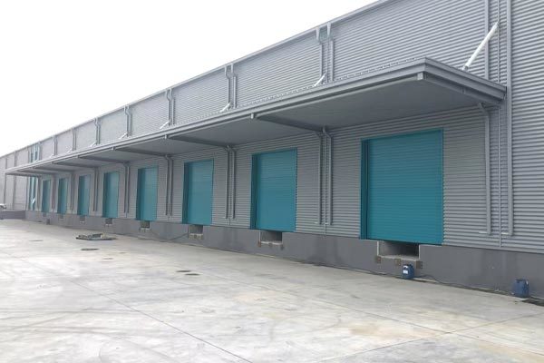 Industrial lifting door