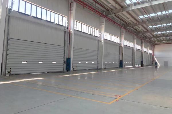 Industrial lifting door