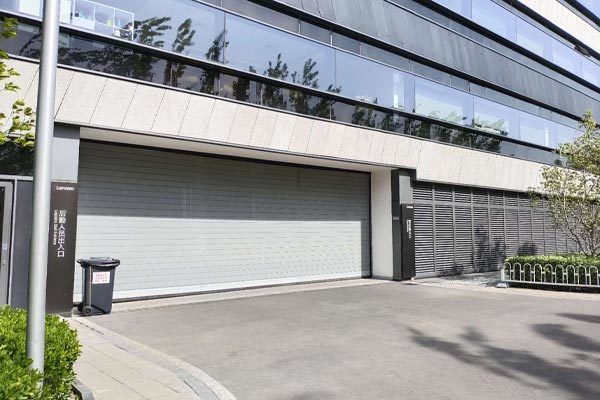 Hard fast rolling door