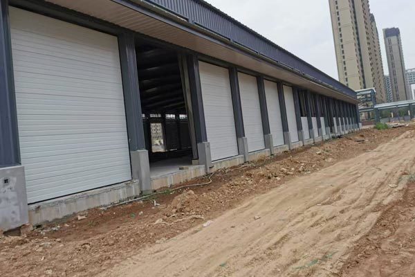 Industrial lifting door