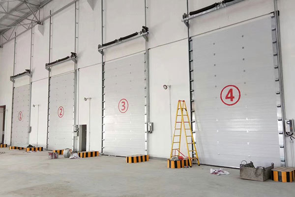 Industrial lifting door