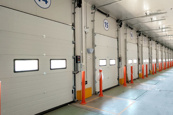 Industrial lifting door