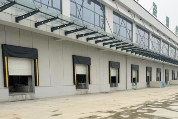 Industrial lifting door