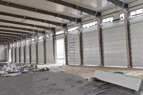 Industrial lifting door