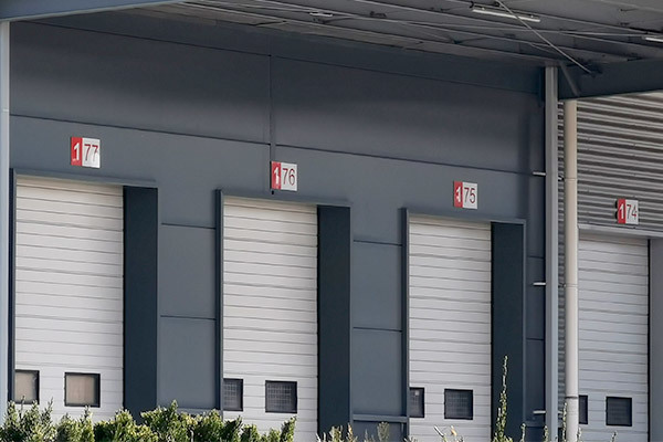 Industrial lifting door