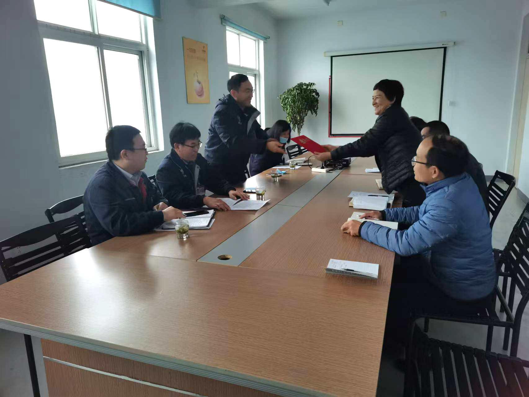 Leaders of AVIC came to the factory to issue honorary certificates