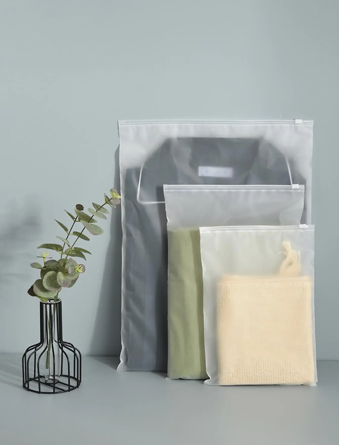 Product Description

PE plastic bags can withstand high temperatures. There are different types of PE plastic bags, including ordinary ones and high temperature resistant ones. If they are high temperature resistant, generally 100 degrees is no big problem. PE is non-toxic, relatively resistant to high and low temperatures (melting point above 100 degrees, low temperature resistance -70 degrees), and relatively corrosion resistant.Clothing packaging bags are suitable for packaging various clothing, zipper sealing, product materials conform to the concept of environmental protection, product materials are mainly PE, PET, BOPP and other environmentally friendly materials, can be designed and produced according to the customer's needs, accept customization

Contents

Socks,clothes,T-shirt,pants,caps,household......

Customizatian

This clothes bags needs customized in size and printing, including handle. As a manufacturer, we pay more attention on qualities and after-seal service. Contact us for more information.
