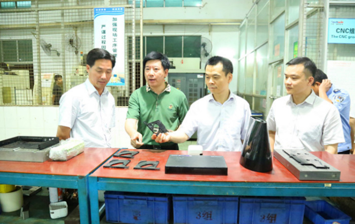 District Party Secretary Yang Pengfei led a team to Chenjiang Street to carry out enterprise service activities