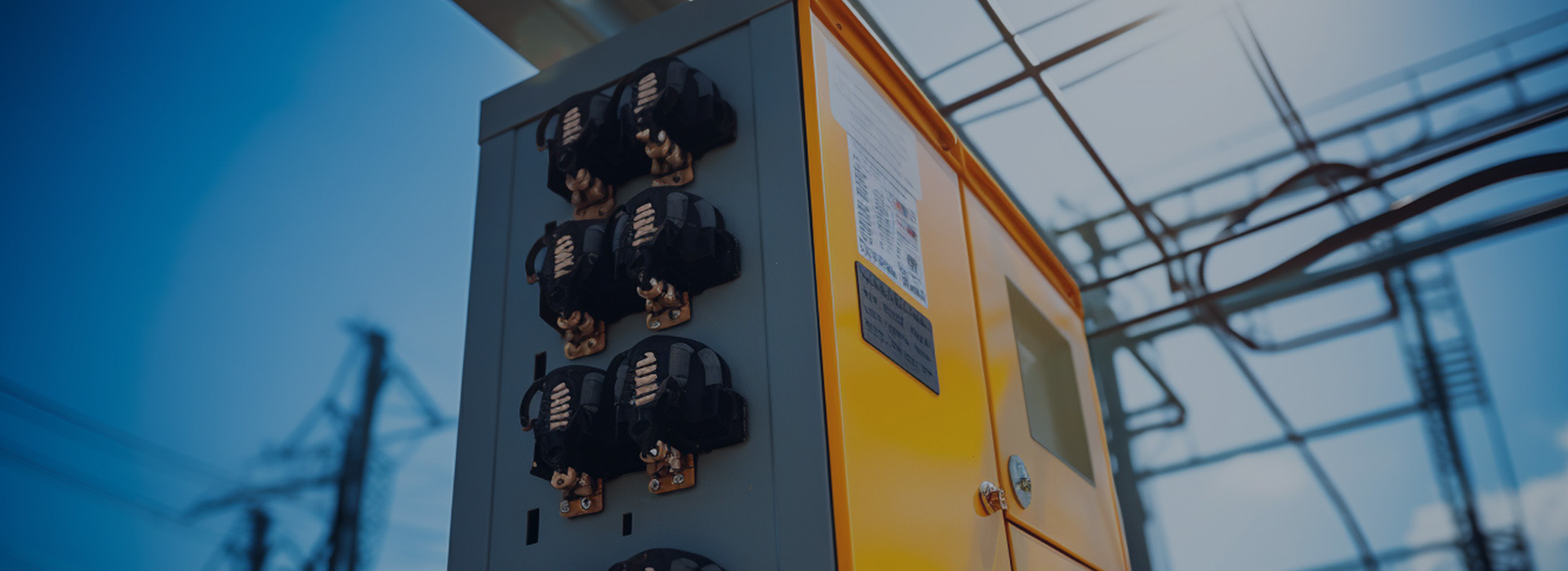 High pressure circuit breaker, inflatable cabinet and transformer of power system