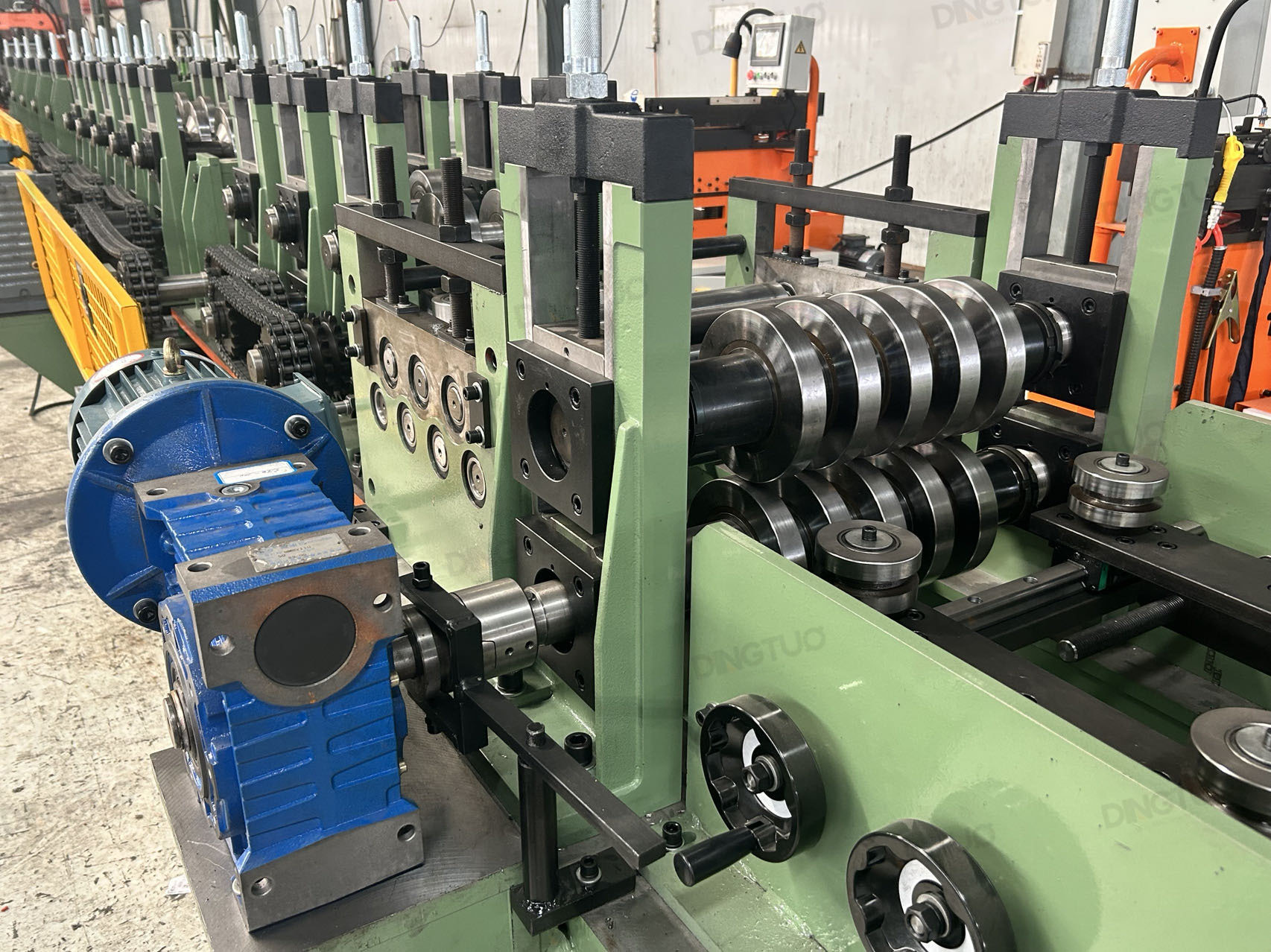 faster speed flying cut  80 to 200 c purlin roll forming machine with double head hydraulic decoiler