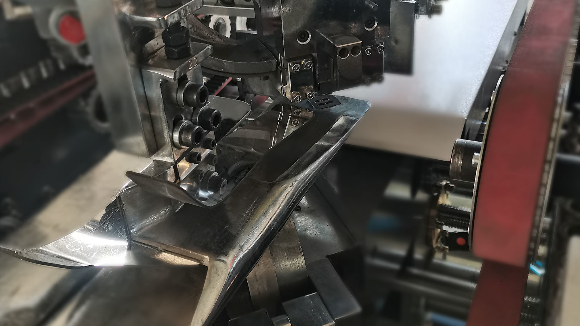 Introduction to the technology of nailing and gluing cardboard boxes