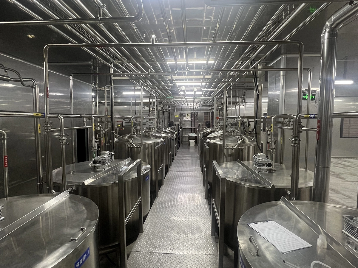 Overlooking the filling machine