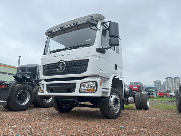 Shacman L3000 Cargo Truck Chassis 4X2 In Africa