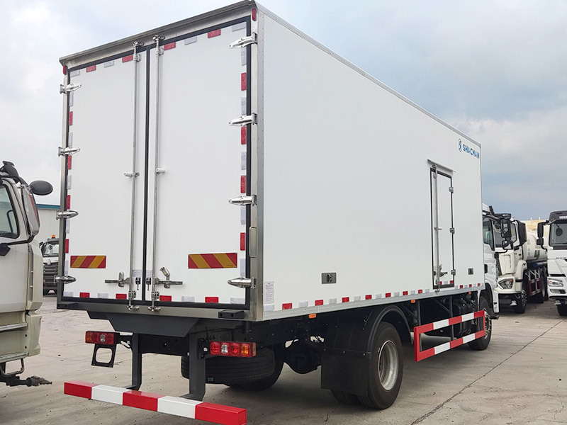 Shacman 4x2 210HP Refrigerator L3000 Freezer Refrigerated Truck for sale