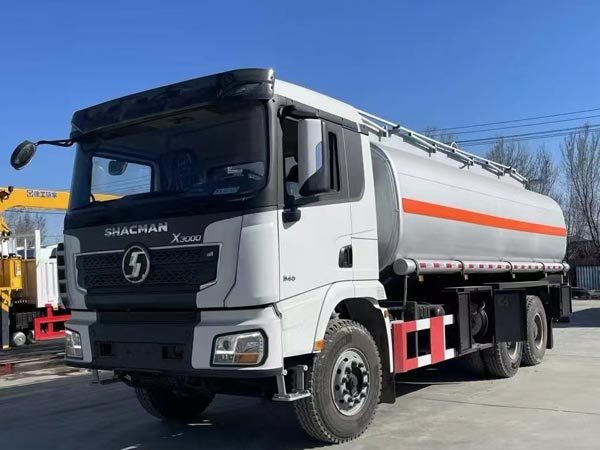 Shacman X3000 Oil Tank Trucks 6x4 340Hp EuroII White Oil Delivery Truck