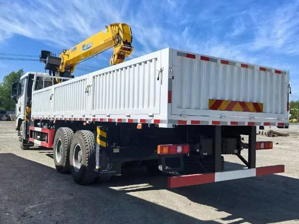 Shacman X3000 Crane Cargo Truck 6x4 340hp Grapple Saw Truck EuroII