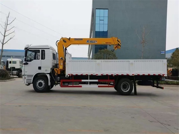 Shacman L3000 Crane Cargo Truck 4x2 Small Crane Truck 210hp Euro Ⅲ