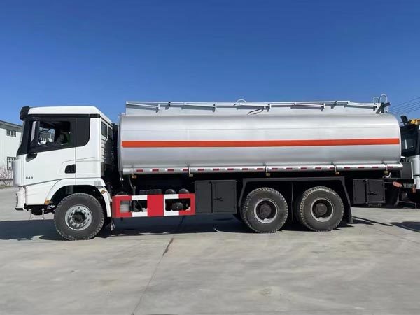 Shacman X3000 Oil Tank Trucks 6x4 340Hp EuroII White Oil Delivery Truck