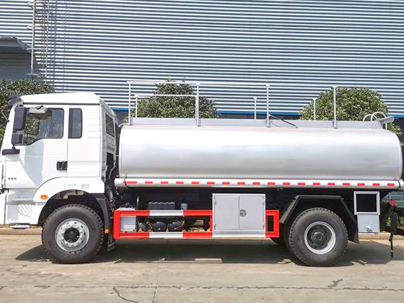 H3000 4x2 Oil Tanker Lorry 340Hp EuroII White Shacman Oil Transport Truck
