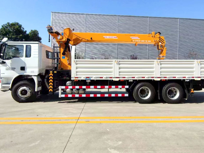 Shacman L3000 270HP EuroⅤ Cargo Box Truck 6X4 Crane Cargo Truck  on Sale