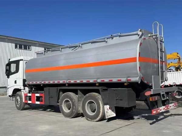 Shacman X3000 Oil Tank Trucks 6x4 340Hp EuroII White Oil Delivery Truck