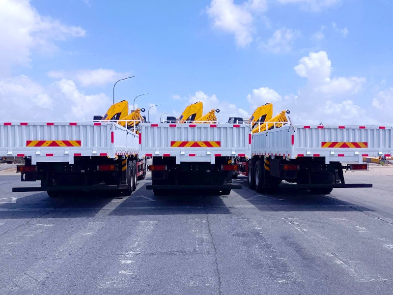 Shacman F3000 6X4  Cargo Truck with Crane 10 tons to 20 tons
