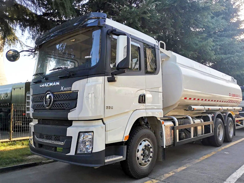 Shacman X3000 Oil Tank Trucks 6x4 336Hp EuroⅢ White Oil Delivery Truck