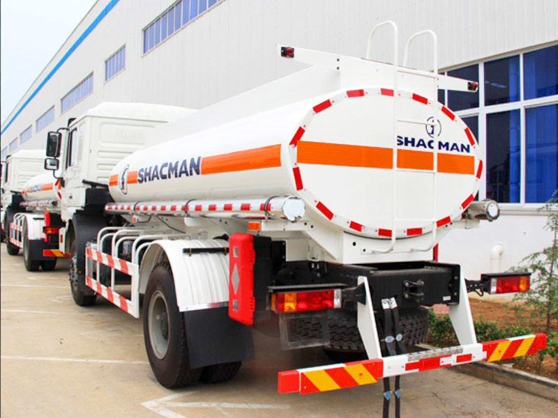 F2000 10m³ Oil Tank Trucks White Shacman 4x2 Euro II Petrol Tanker Truck 270Hp