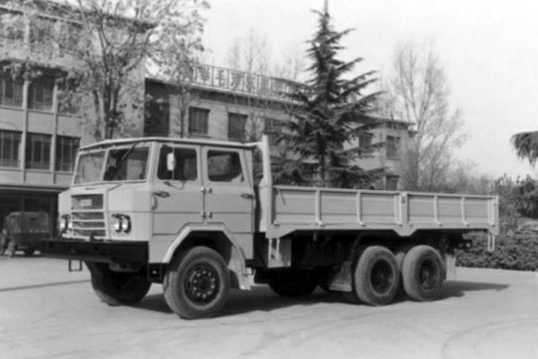 The first 12-ton-plusciviltruck of China was bornin Shaanxi Automobile