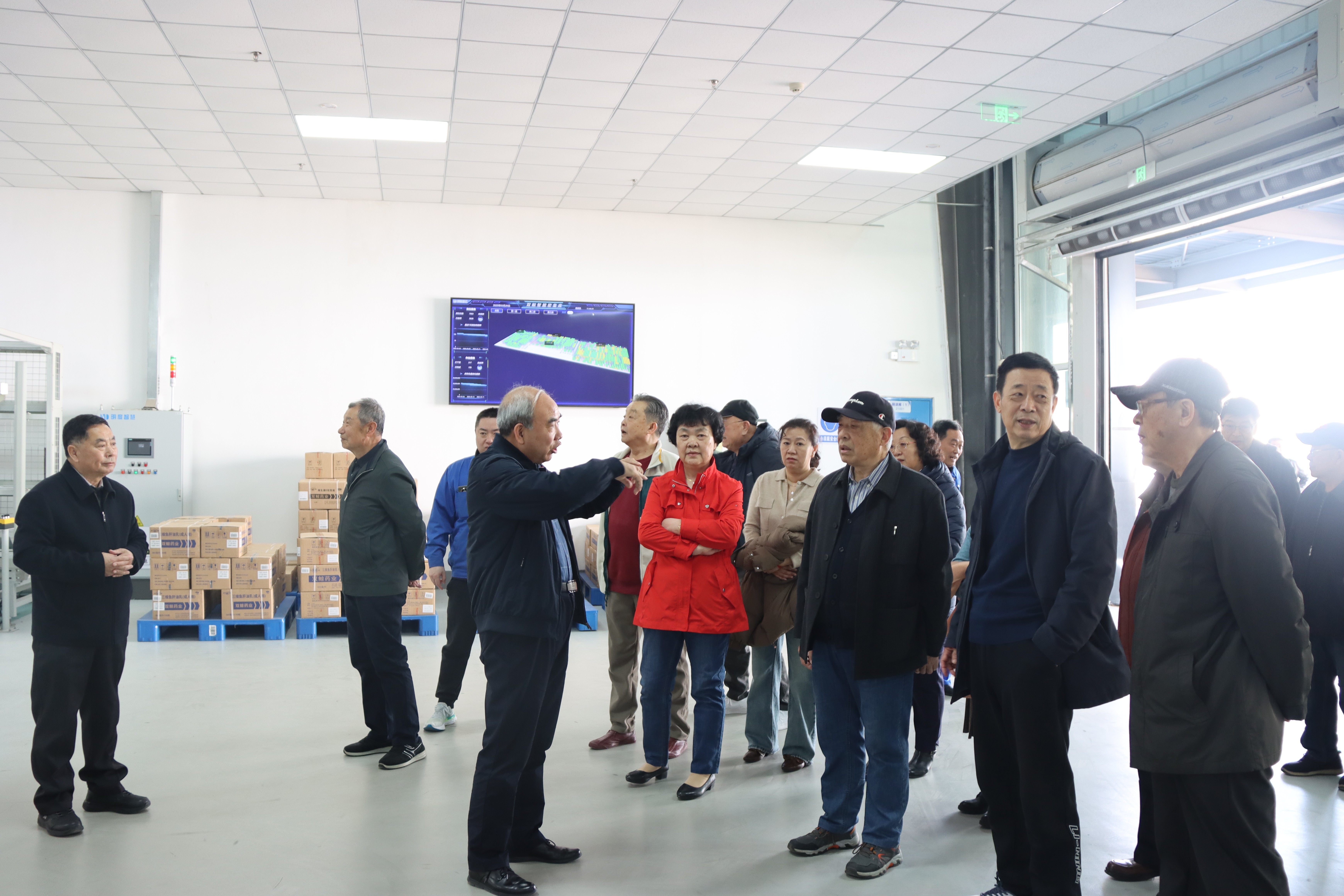 公司举办退休老领导座谈参观活动：共叙往昔，展望未来