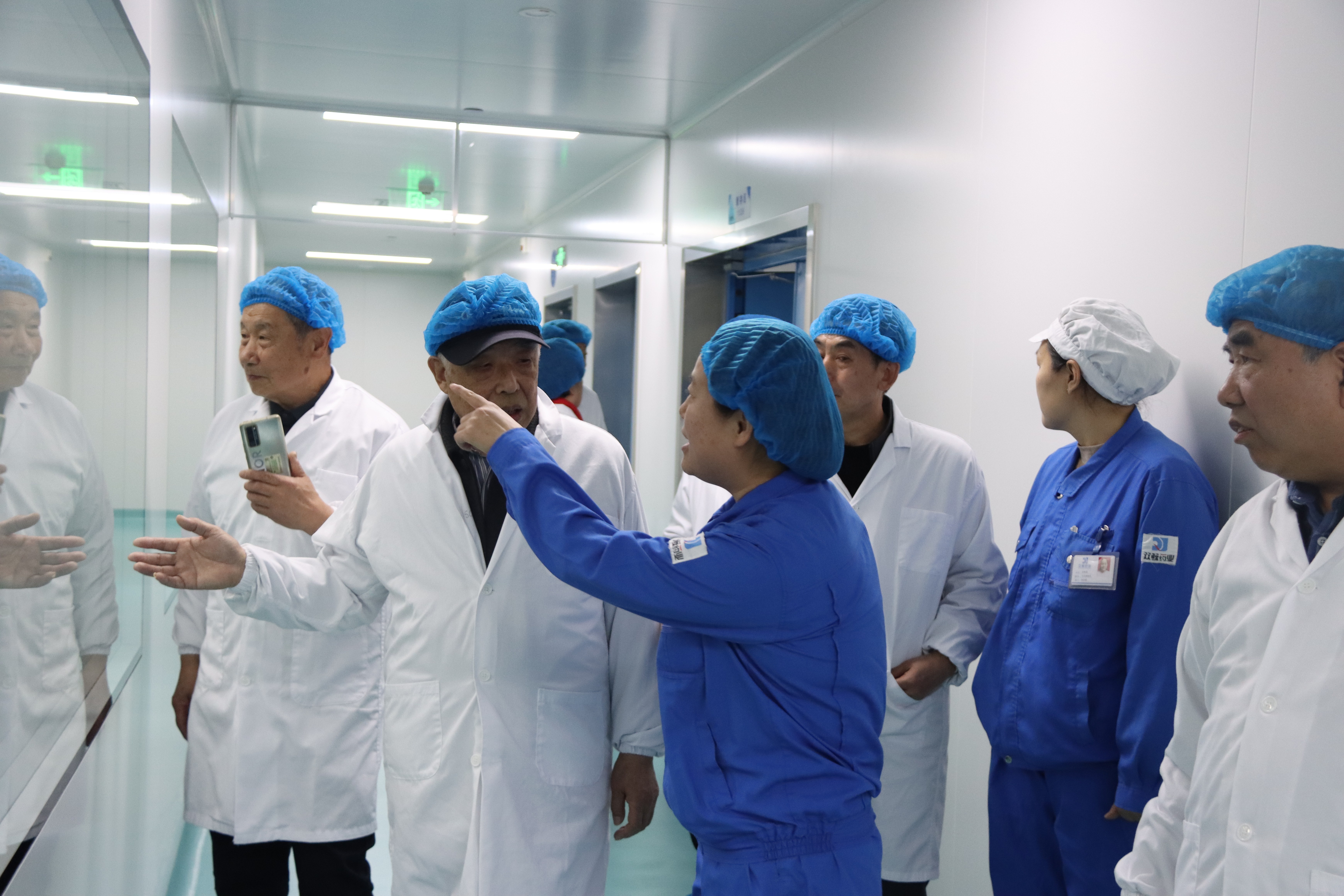 公司举办退休老领导座谈参观活动：共叙往昔，展望未来