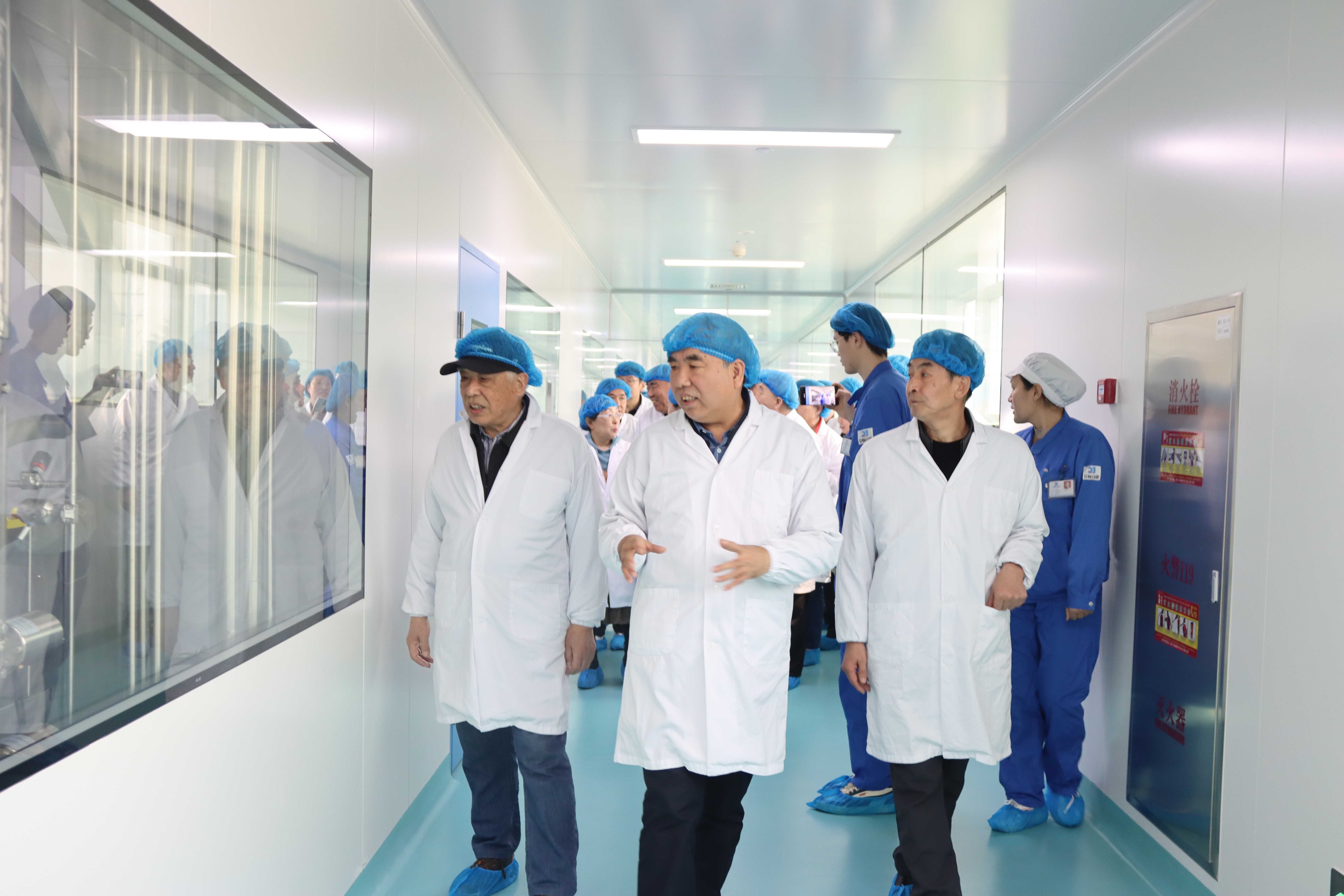 公司举办退休老领导座谈参观活动：共叙往昔，展望未来