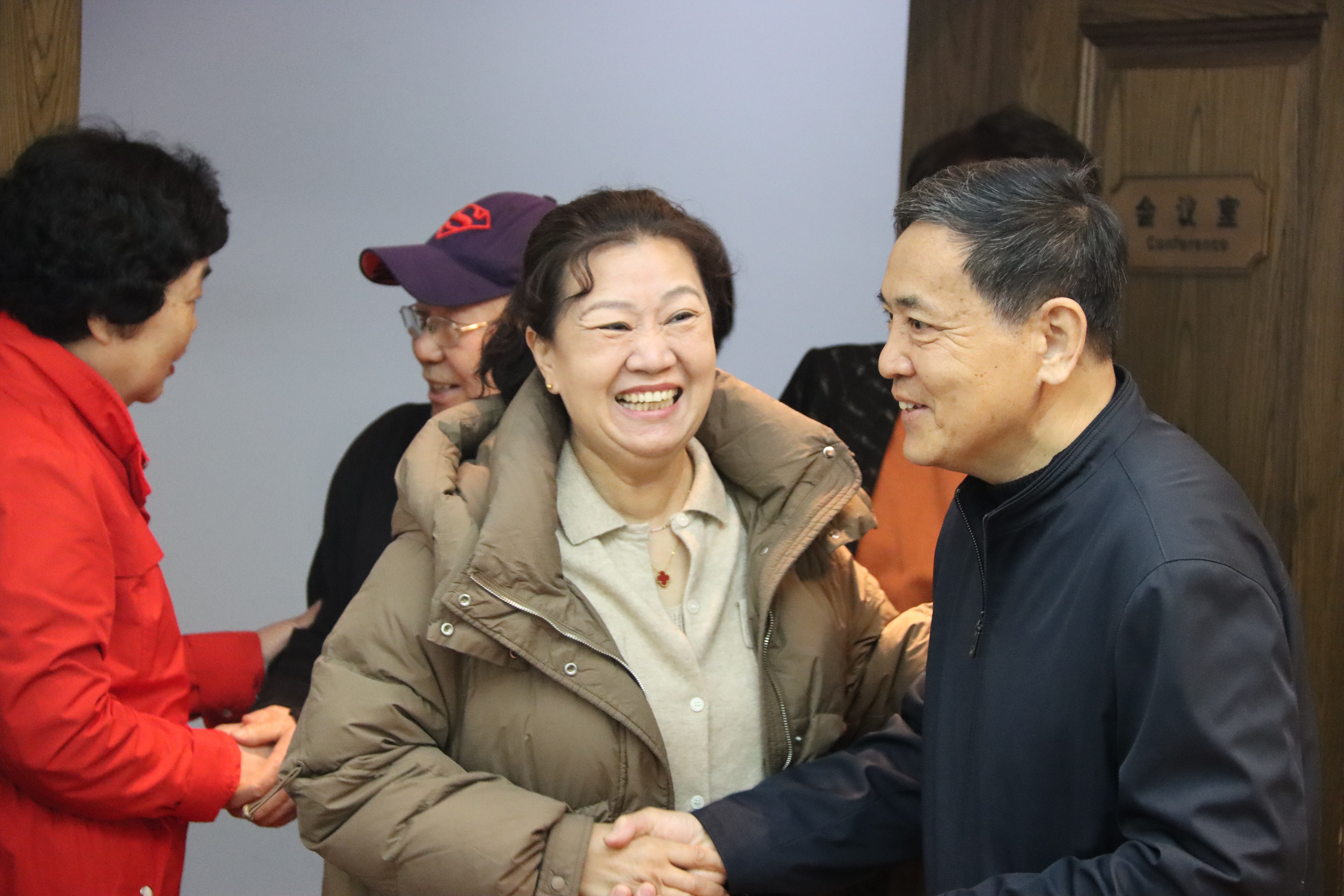 公司举办退休老领导座谈参观活动：共叙往昔，展望未来