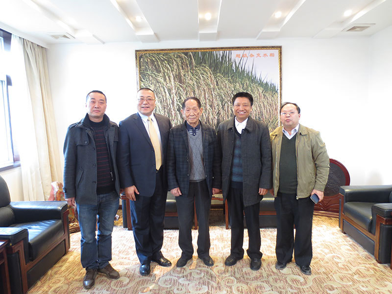 公司高层与袁院士合影