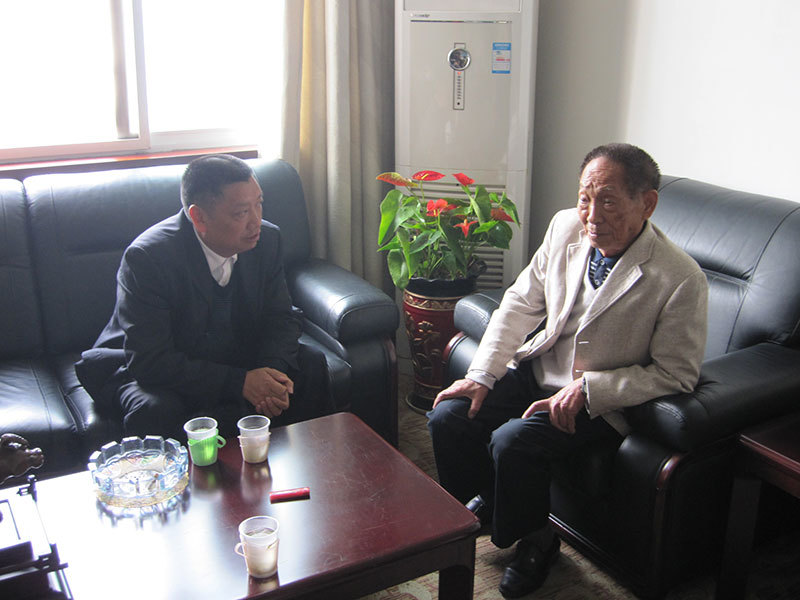 公司周董事长向袁院士汇报工作