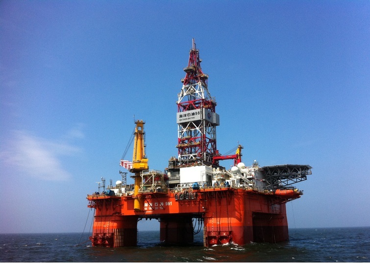 Oil drilling derrick