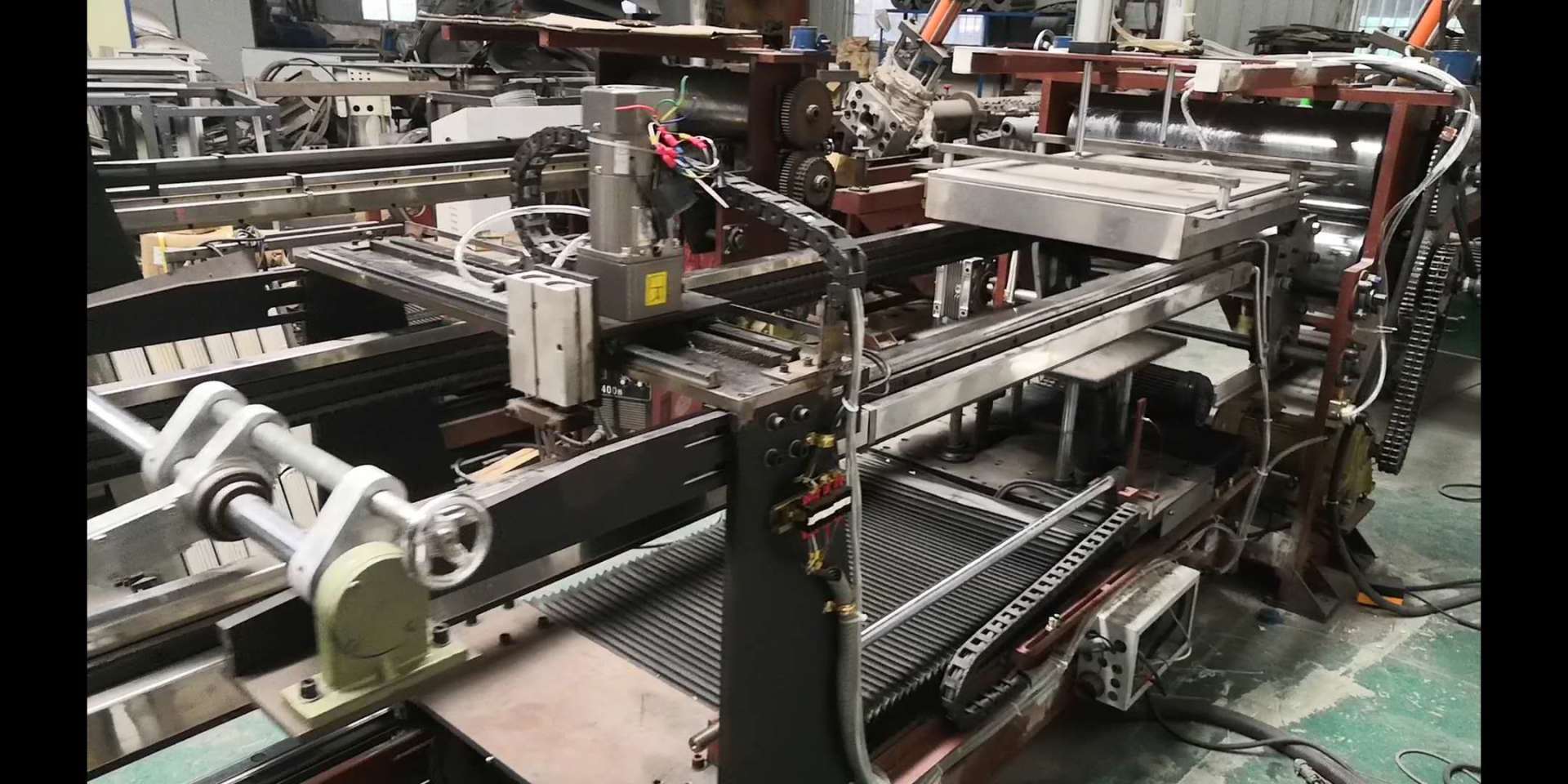一次性飯盒蓋子伺服系統(tǒng)——“合模機”
