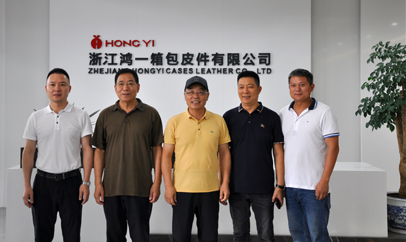 Academicians of Chinese Academy of Sciences (III) Zhang Ze and Zou Zhigang visit Hongyi (second from left)