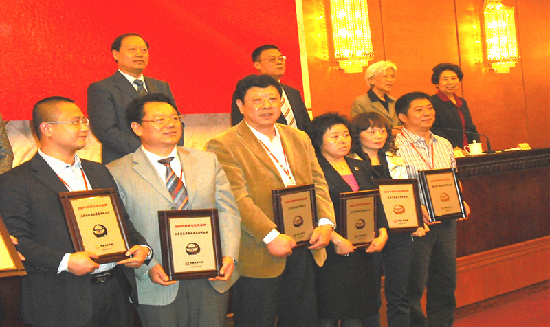 Chairman Xu Daoxi received the excellent brand of Chinese luggage in the Great Hall of the People in Beijing.