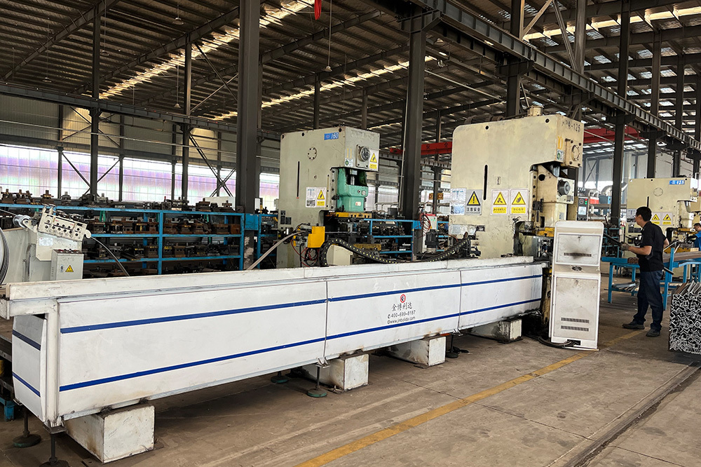 Punching machine automatic loading machine