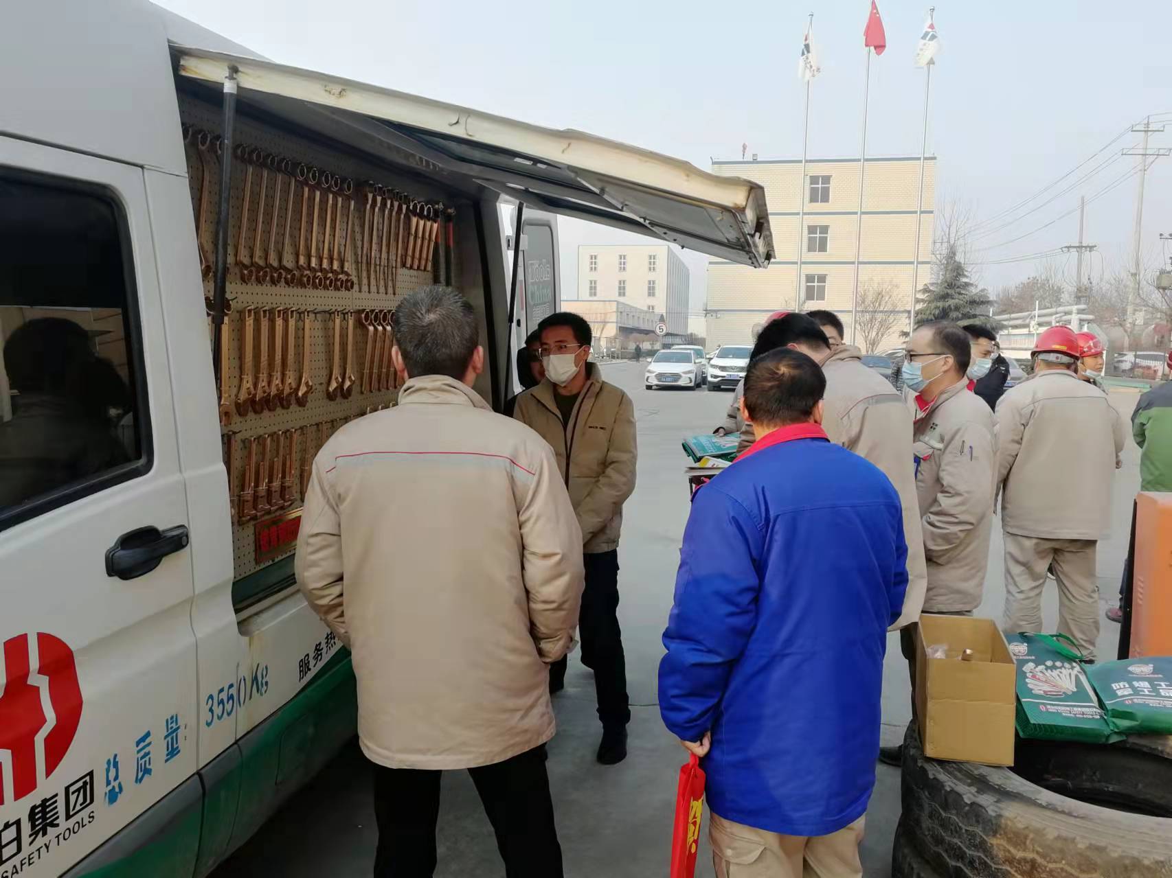 El grupo de Zhongbo invitado por los clientes a visitar a clientes en Shijiazhuang